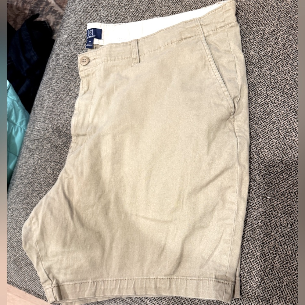 Men’s George flat front khaki shorts.